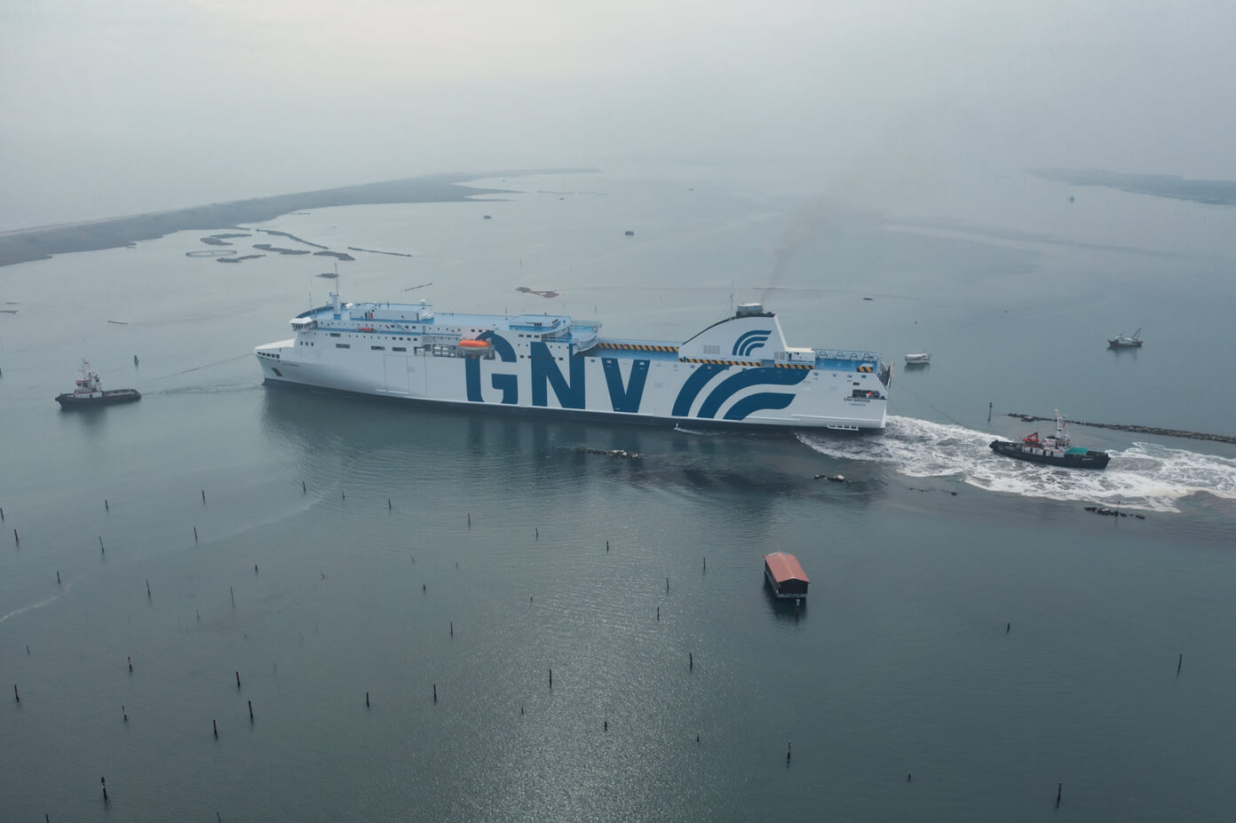 La Nuovissima Gnv Bridge Si è Incagliata Dopo Aver Lasciato Il Cantiere ...